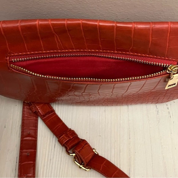Women’s Bebe Handbag Belt bag Purse In Red Faux Crocodile Pattern Gold Hardware - Picture 8 of 13
